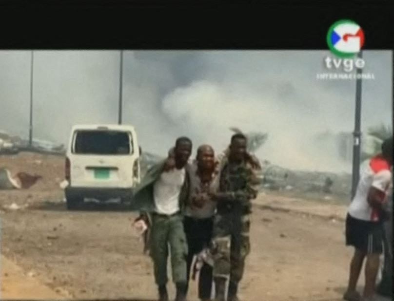 Soldados de Guinea Ecuatorial son asistidos tras las explosiones del pasado fin de semana.