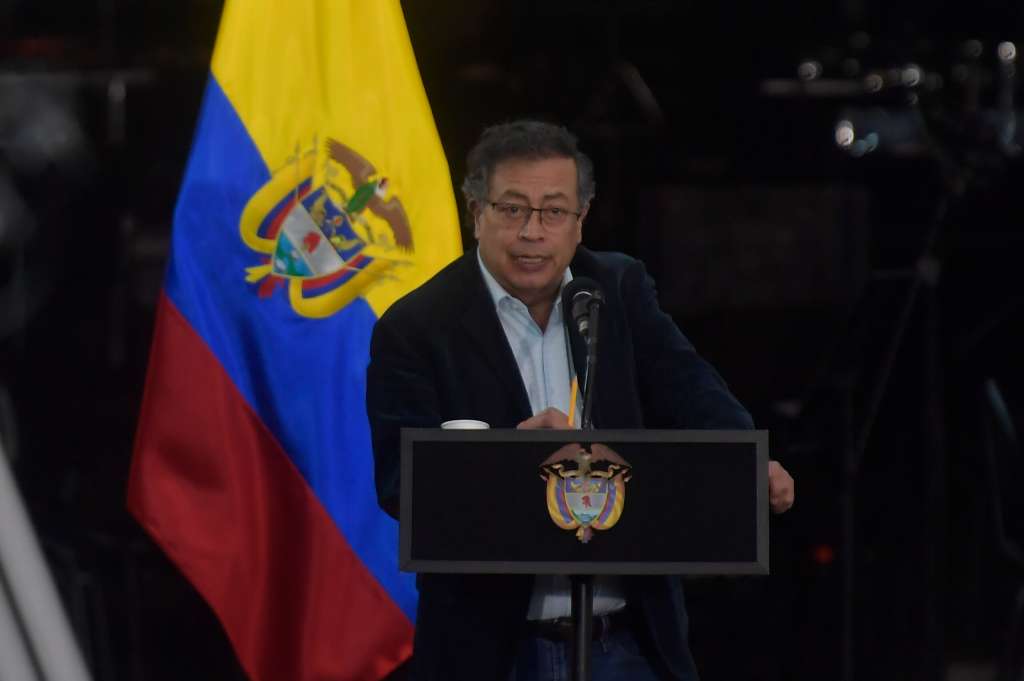 Presidente de la República, durante la  conmemoración de los 8 años de la firma del acuerdo de paz entre gobierno y FARC, junto a él estuvieron Manuela Marín, delegada de Comunes en la CSIVI; Gloria Cuartas, directora de la Unidad de Implementación del Acuerdo de Paz; la secretaria DiCarlo, Juan Fernando Cristo, ministro del Interior, y Rodrigo Londoño, presidente del partido Comunes y último excomandante de la extinta guerrilla de las FARC.
