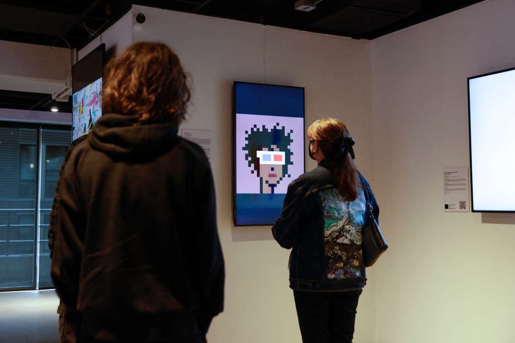 Los visitantes ven la obra de arte digital "CryptoPunk #553" de Larva Labs durante el fin de semana inaugural del Museo NFT de Seattle en Seattle, Washington, el 29 de enero de 2022.