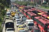 Caos de movilidad en la Autonorte por caída de tierra y volcamiento de campero