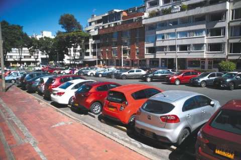 Los detalles del parqueo en vía: ¿negocio público?