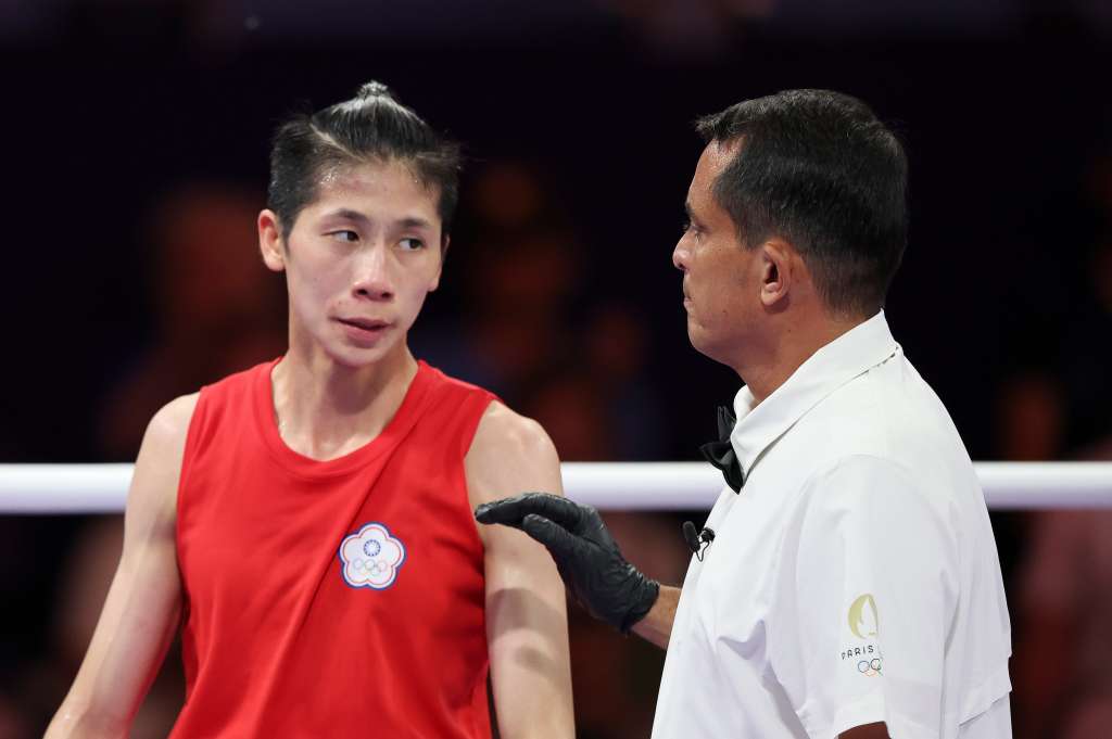PARÍS, 02/08/2024.- La boxeadora Yu Ting Lin (rojo), de Taipei, con el árbitro puertorriqueño Emanuel Ferreira (d) durante su combate de boxeo en la categoría de 57kg de los Juegos Olímpicos de París 2024 contra la uzbeca Sitora Turdibekova, este viernes. EFE/ Miguel Gutiérrez
