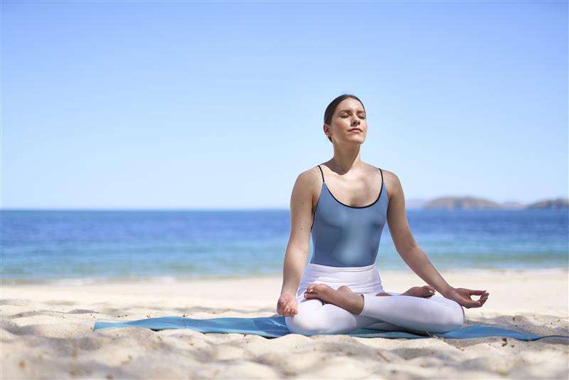 yoga frente a uno de los paisajes de playa más emblemáticos del Pacífico costarricense