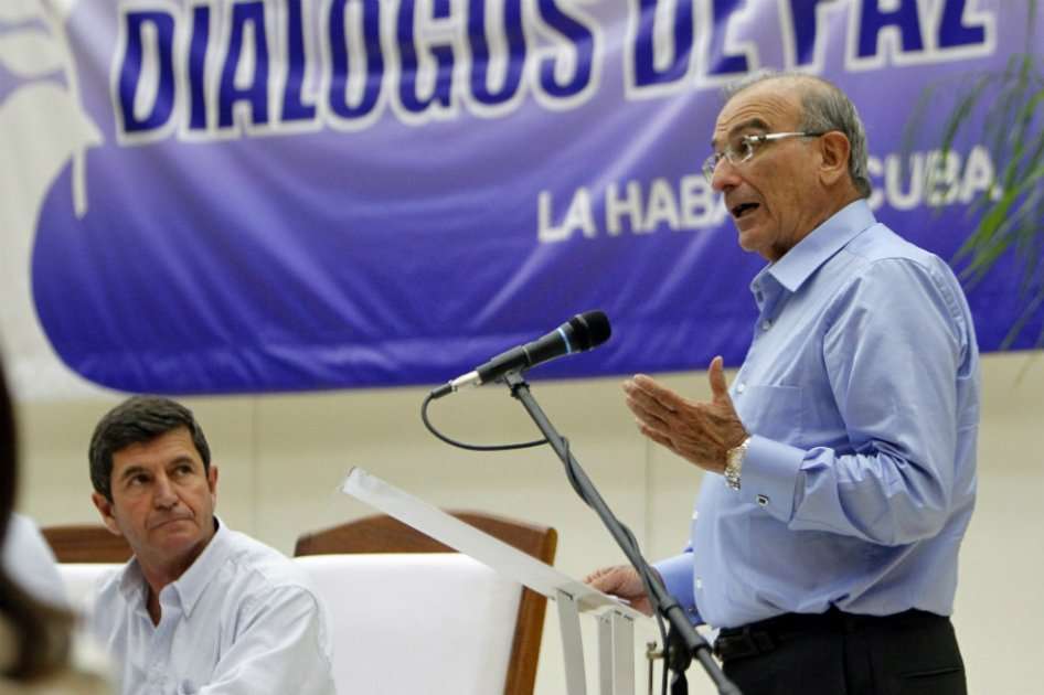 El jefe negociador del Gobierno colombiano, Humberto de la Calle (d), lee su discurso durante la firma de los protocolos y anexos del acuerdo sobre "Cese al fuego y de hostilidades bilateral y definitivo y dejación de las armas". / EFE