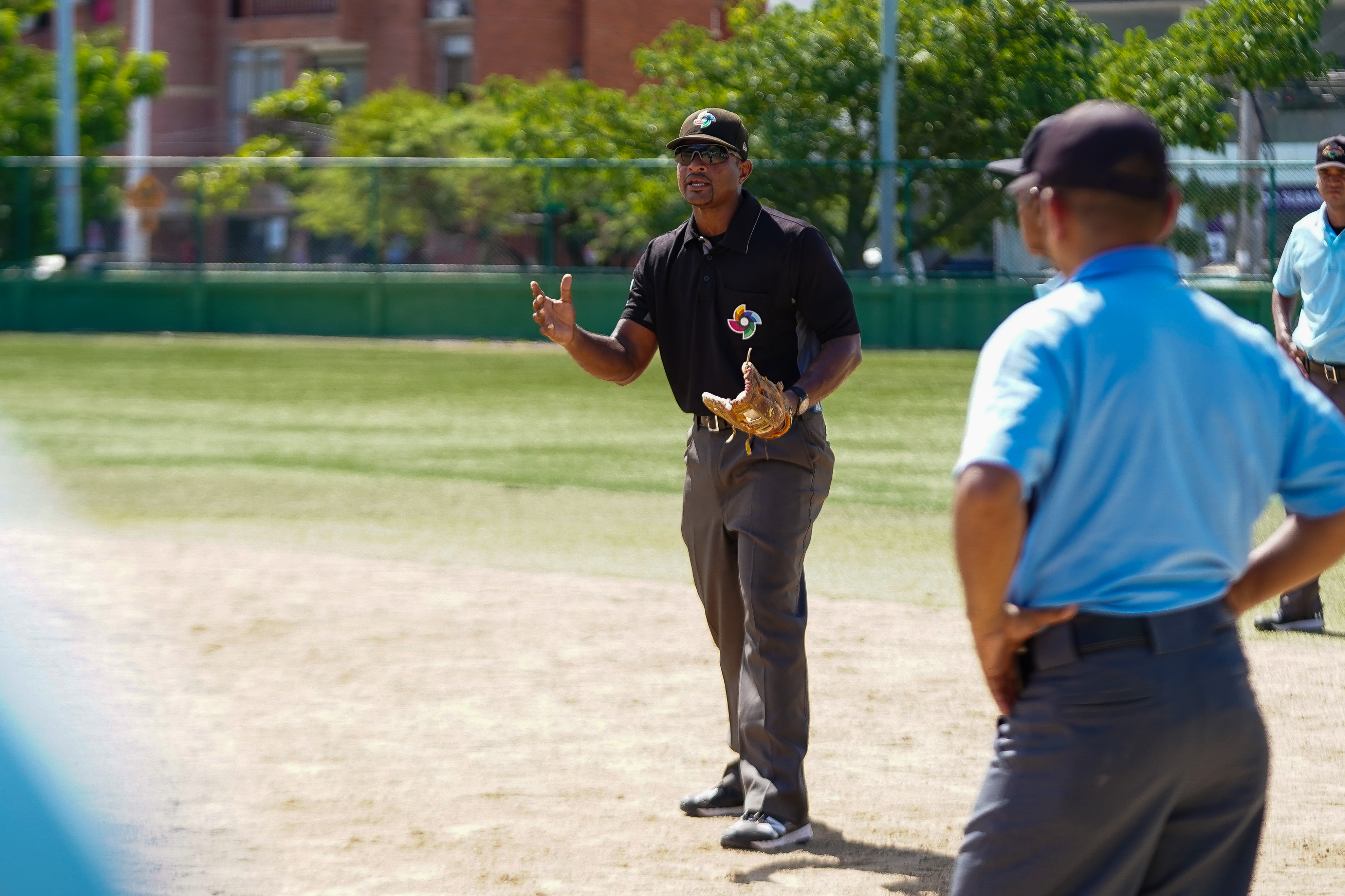 Ramiro Alfaro, umpire colombiano que ha arbitrado en los Juegos Panamericanos, Mundiales sub-23 y el Clásico Mundial de Béisbol.