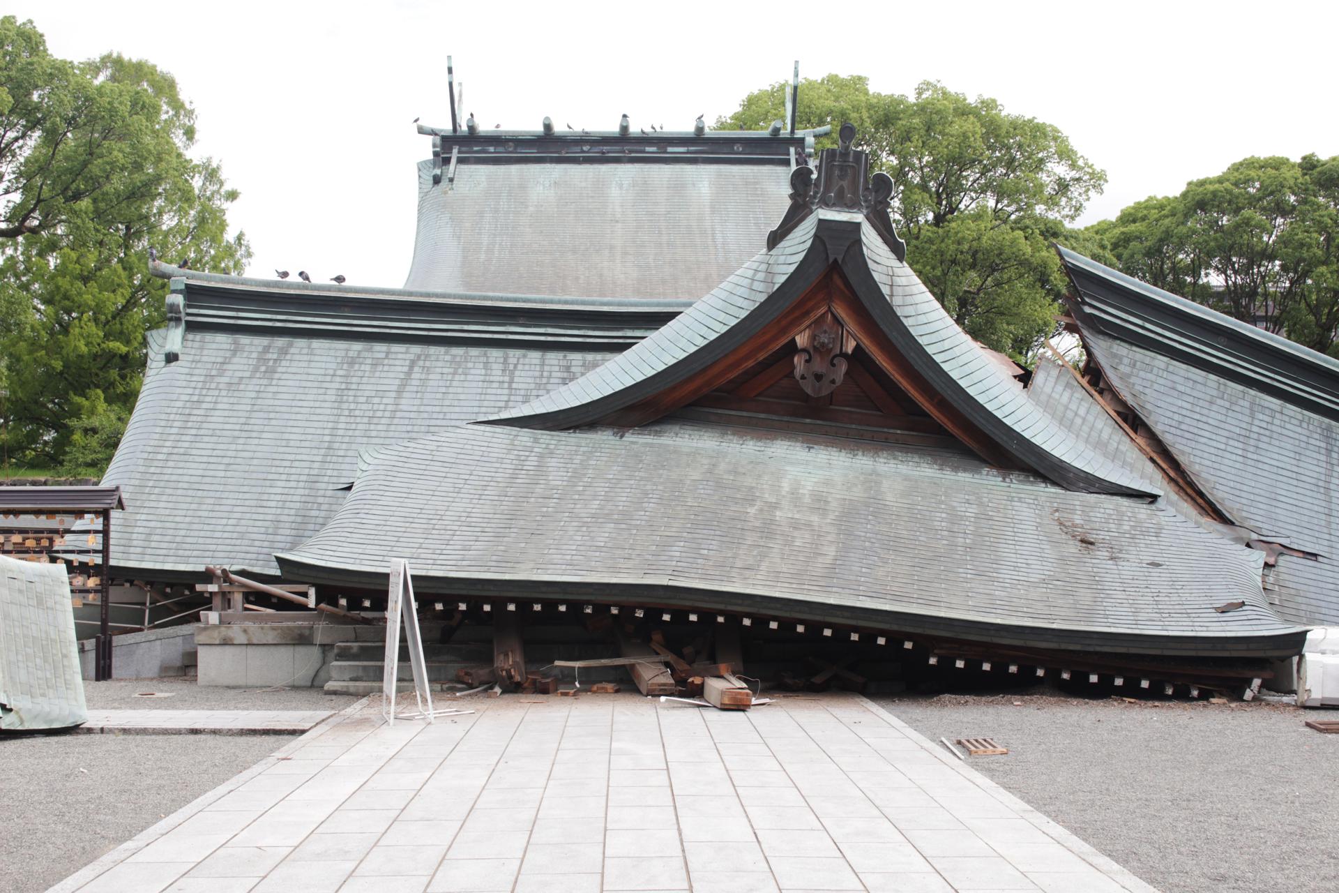 Yatsushiro (Japan), 29/07/2026.- A view of the main hall of Yatsushiro Shrine, which collapsed following a powerful earthquake in Yatsushiro City, Kumamoto Prefecture, Japan, 29 July 2026. At least 13 people have died and several were injured after a 7.1-magnitude earthquake struck Kumamoto Prefecture, damaging infrastructure including a shopping mall and a factory, according to Japanese Prime Minister Sanae Takaichi. (Terremoto/sismo, Japón) EFE/EPA/JIJI PRESS JAPAN OUT EDITORIAL USE ONLY/