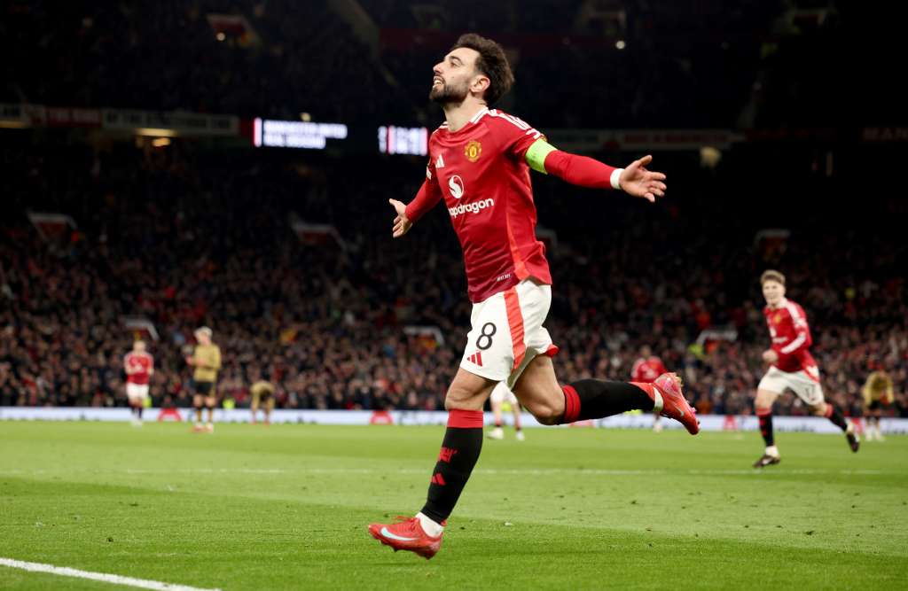 MANCHESTER (United Kingdom), 13/03/2025.- Bruno Fernandes of Manchester United celebrates after scoring his third goal during the UEFA Europa League Round of 16, 2nd leg soccer match between Manchester United and Real Sociedad, in Manchester, 13 March 2025. (Reino Unido) EFE/EPA/ADAM VAUGHAN
