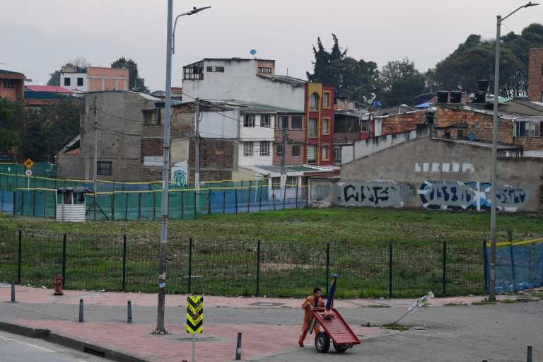 Estación 9: Para la construcción de lo que será la estación 9 de la primera línea de metro, ya se cercó el perímetro sobre un tramo de la avenida NQS, cerca al edificio del Sena carrera 30.