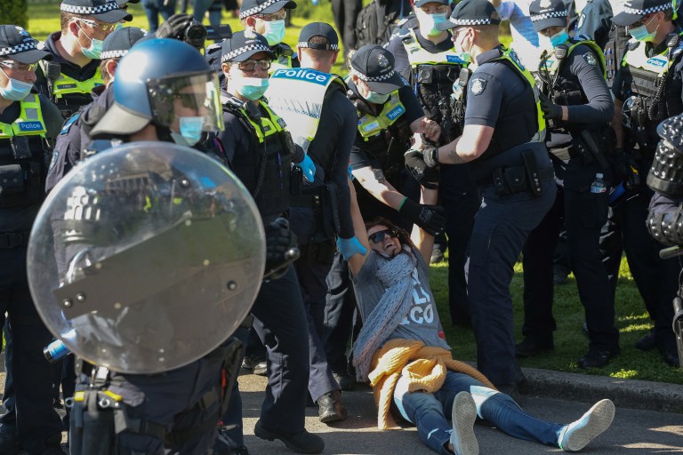 Violentas protestas de antivacunas en Australia en pleno aumento de contagios