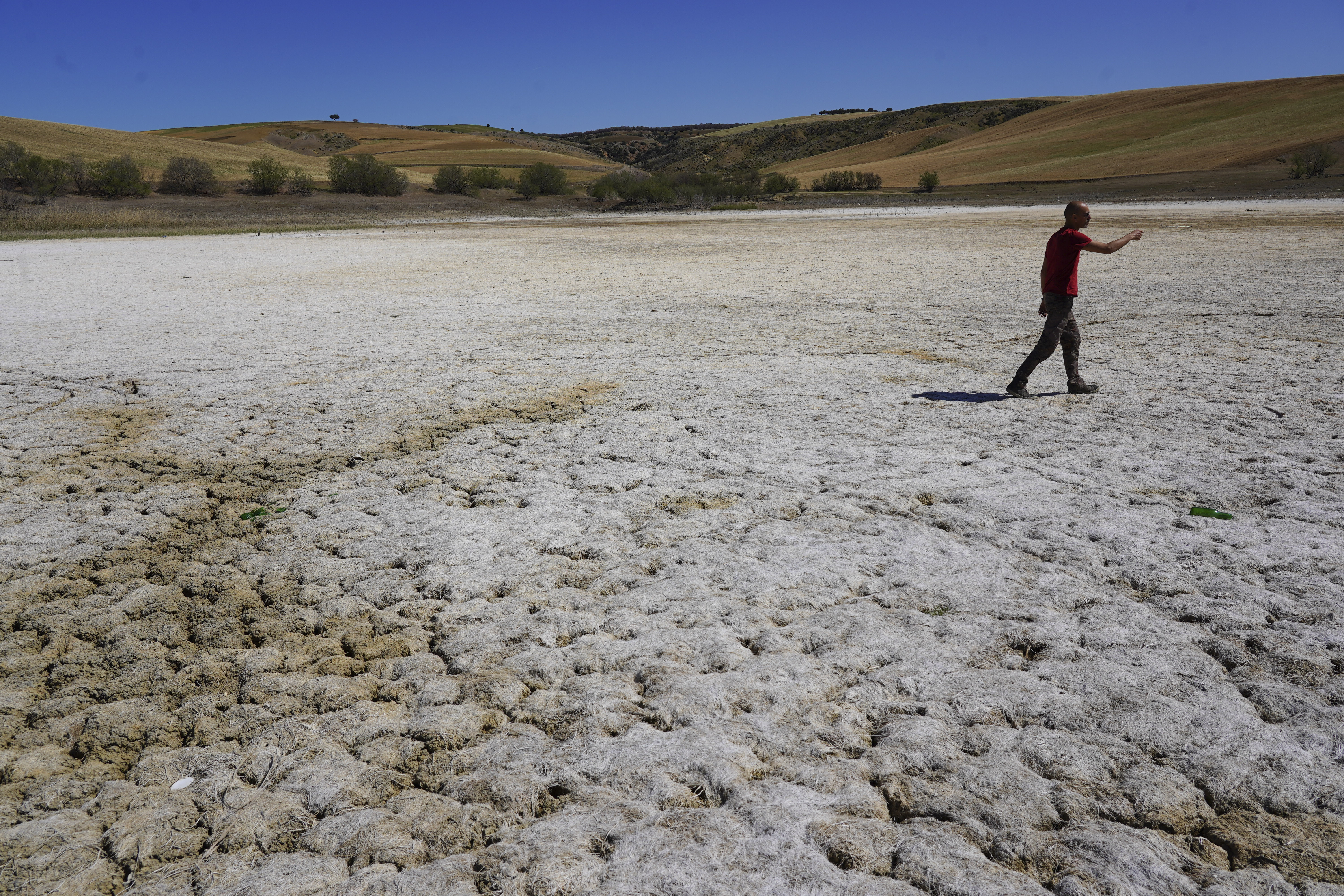 Testour (Túnez), 29/04/2023.- Embalses a mínimos jamás vistos, un invierno privado de lluvias y una temporada estival en la que se esperan temperaturas récord es la imagen que presentan expertos y agricultores en Túnez, que advierten que no sólo está en peligro el sector agrícola- que representa el 9% del PIB- sino un derecho tan básico como el acceso al agua potable. EFE/Natalia Román Morte