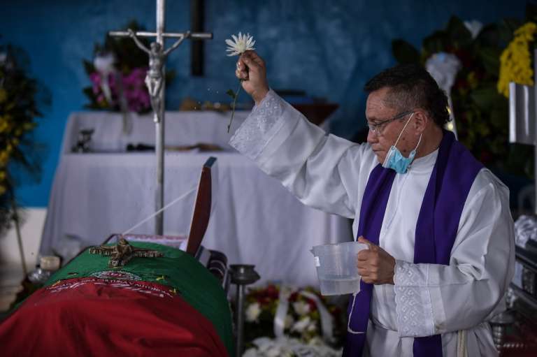 Siembra de Argenis Yatacué y Marcelino Yatacué Ipia