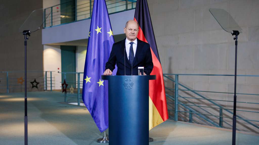 Berlin (Germany), 11/12/2024.- German Chancellor Olaf Scholz delivers a statement on requesting parliament's confidence vote at the Chancellery in Berlin, Germany, 11 December 2024. Scholz has submitted a request for a vote of confidence in the German Parliament Bundestag, in order to pave the way for new federal elections. (Elecciones, Alemania) EFE/EPA/CLEMENS BILAN