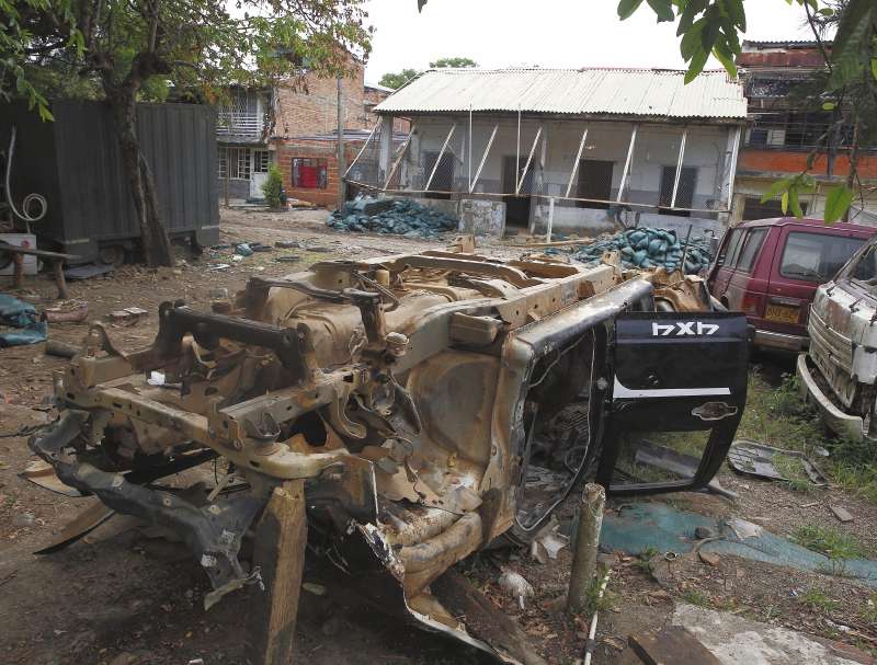 Fotografía de una estación de policía abandonada por los policías que lo custodiaban luego de que el pasado miércoles un carro bomba fuera activado en las cercanías de este lugar hoy, en Timba (Colombia). EFE/Ernesto Guzmán