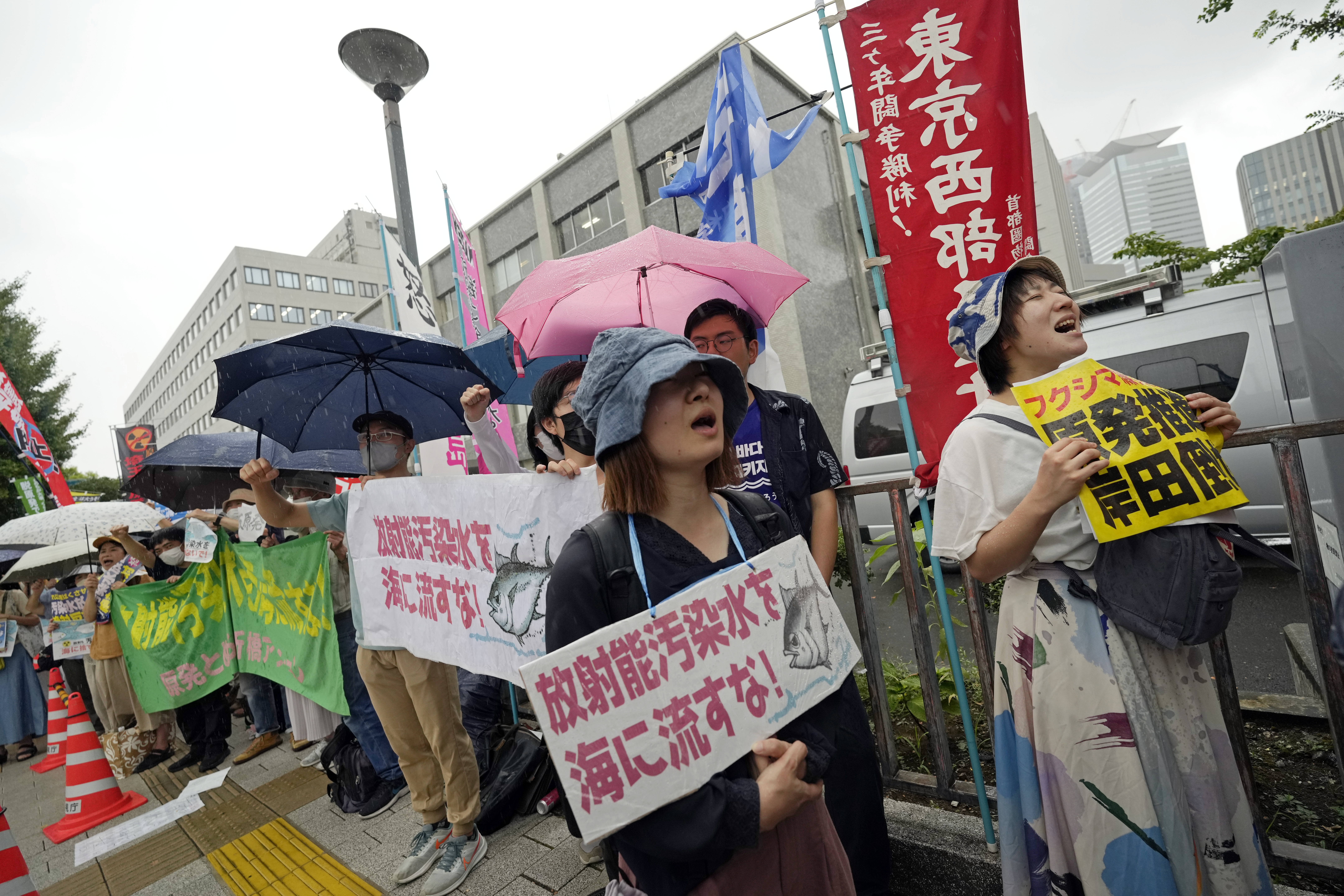 Tokyo (Japan), 22/08/2023.- Protesters shout slogans and hold banners reading 'Don't discharge contaminated water into the sea!' during a rally in front of the Prime Minister's official residence as Prime Minister Fumio Kishida was holding a ministerial meeting about the release of treated water from the crippled Fukushima nuclear power plant into the sea, in Tokyo, Japan, 22 August 2023. On 22 August Prime Minister Kishida announced that treated radioactive water will be released from the Fukushima nuclear power plant into the ocean from 24 August 2023 if weather conditions do not interfere with the discharge and despite opposition of local fishermen and China. (Protestas, Japón, Tokio) EFE/EPA/FRANCK ROBICHON