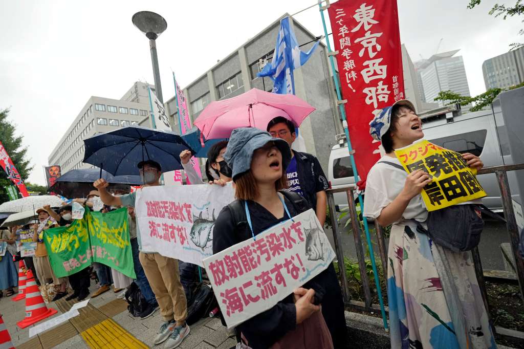 Tokyo (Japan), 22/08/2023.- Protesters shout slogans and hold banners reading 'Don't discharge contaminated water into the sea!' during a rally in front of the Prime Minister's official residence as Prime Minister Fumio Kishida was holding a ministerial meeting about the release of treated water from the crippled Fukushima nuclear power plant into the sea, in Tokyo, Japan, 22 August 2023. On 22 August Prime Minister Kishida announced that treated radioactive water will be released from the Fukushima nuclear power plant into the ocean from 24 August 2023 if weather conditions do not interfere with the discharge and despite opposition of local fishermen and China. (Protestas, Japón, Tokio) EFE/EPA/FRANCK ROBICHON