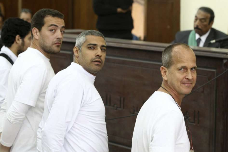 El periodista australiano Peter Greste (dcha), el periodista egipcio con pasaporte canadiense Mohammed Fahmy (centro) y el periodista Baher Mahmoud (izda). / EFE
