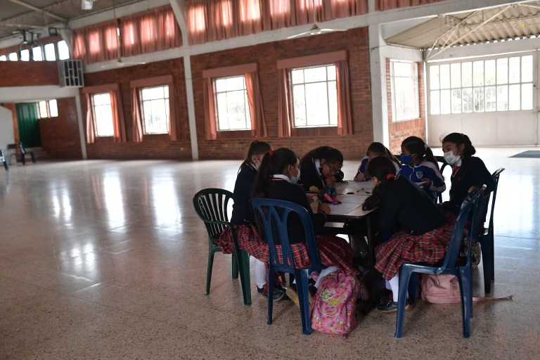 En Colombia 3 de cada 10 personas en edad escolar no están estudiando, ¿por qué?