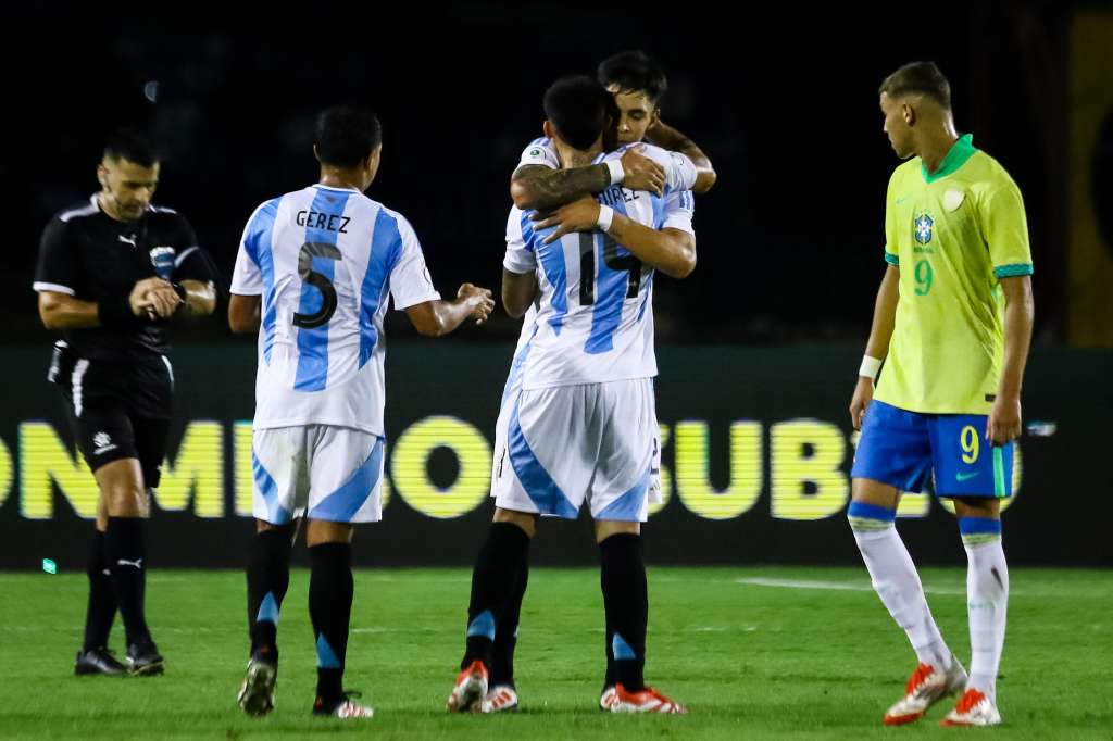 AME3881. VALENCIA (VENEZUELA), 24/01/2025.- Jugadores de Argentina celebran la victoria este viernes, en un partido del grupo B del Campeonato Sudamericano sub-20 entre las selecciones de Brasil y Argentina en el estadio Polideportivo Misael Delgado en Valencia (Venezuela). EFE/ Juan Carlos Hernández