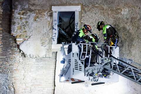 Rescatan al trabajador atrapado en el derrumbe de la Torre dei Conti, en Roma