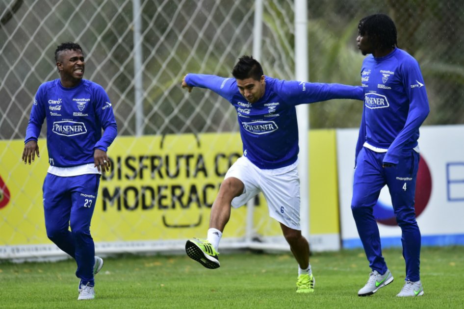 Los jugadores de la selección ecuatoriana en la práctica de este viernes luego de vencer a Argentina 0-2. / AFP