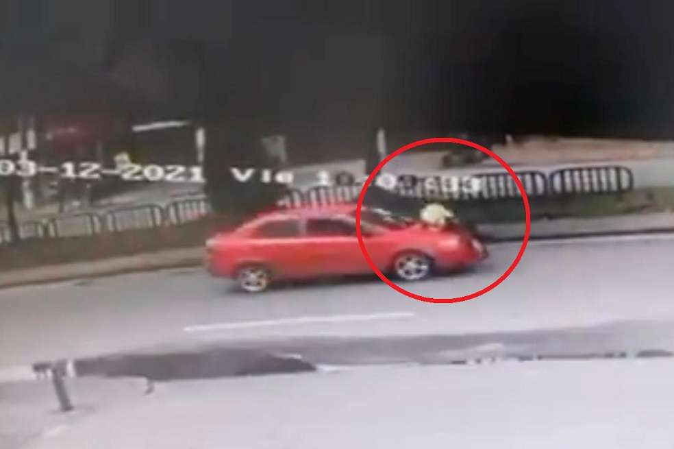 El policía tiene golpes en varias partes del cuerpo, pero está bien.