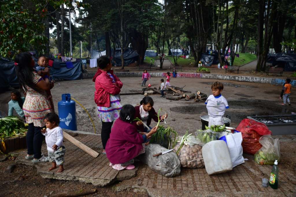 Un almuerzo en el centro del parque nacional. Pasan las semanas y la situación de los emberas se mantiene sin resolver. Los indígenas de reunirán el martes para buscar soluciones.