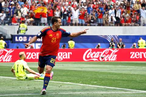 España se paseó en Los Ángeles y con una goleada 3-0 se clasificó a los octavos de final