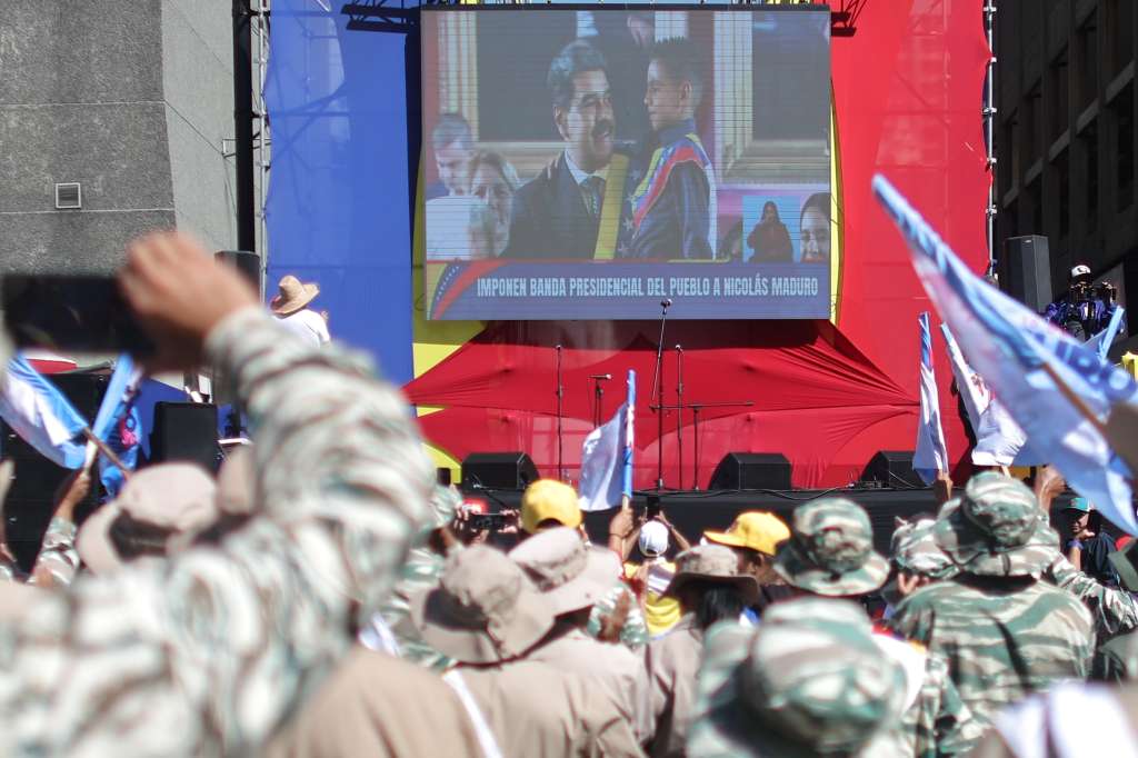 AME150. CARACAS (VENEZUELA), 10/01/2025.- Integrantes de las milicias bolivarianas siguen la transmisión de la investidura de Nicolás Maduro como presidente de Venezuela este viernes, en Caracas (Venezuela). Maduro juró al cargo de presidente para el periodo 2025-2031, pese a las reiteradas denuncias de la oposición de que su candidato, Edmundo González Urrutia, fue el ganador de los comicios de julio. EFE/ Miguel Gutiérrez