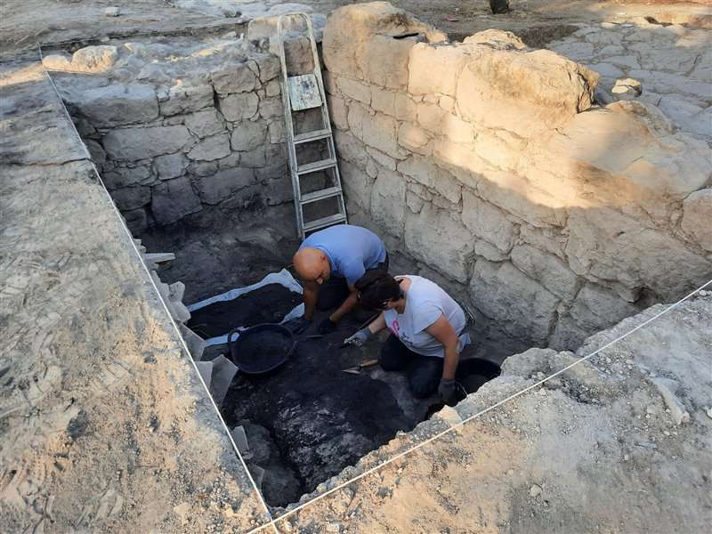 La escultura del pene se encontró en lo que sería una habitación subterránea del edificio romano para guardar alimentos.