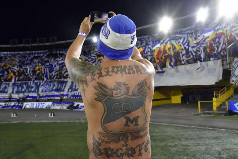 Hincha de Millonarios tomándole una foto a la tribuna de la barra popular "Blue Rain".