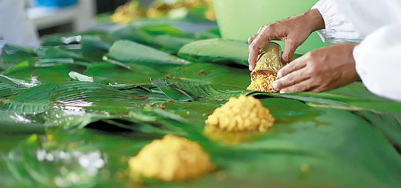 Momentos en el que las matronas preparan los pasteles.