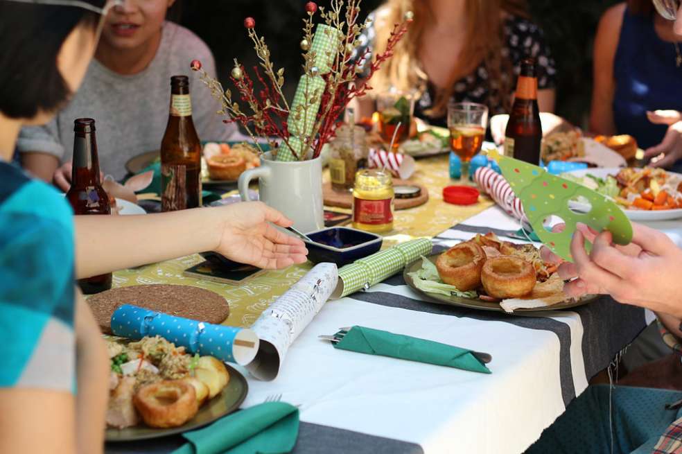 Una encuesta nacional realizada en Reino Unido quiso poner a prueba la hipótesis que decía que comer acompañado proporciona tanto beneficios sociales e individuales. / Pixabay