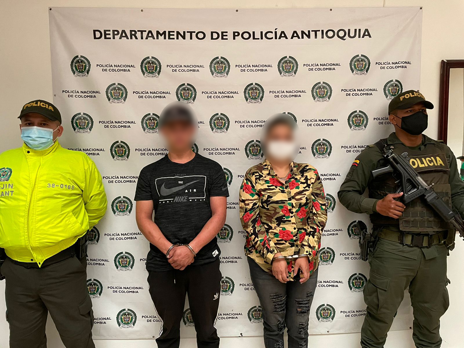 El hombre conocido como alias ‘Zarco’ (izquierda) y la mujer, alias ‘La Guacharaca’ (derecha) fueron capturados por ser sospechosos de participar del atentado contra los policías.