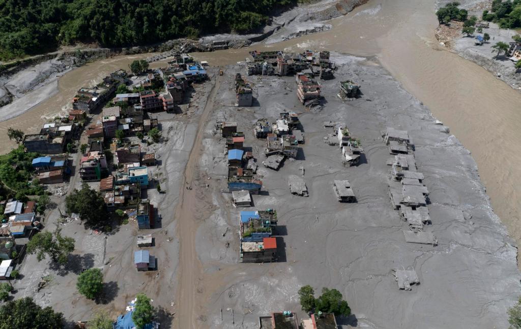 Nuwakot (Nepal), 27/08/2026.- An aerial view of damaged homes in Delight village following a flash flood, in Nuwakot district, Nepal, 27 August 2026. More than 160 people have died and hundreds remain missing across northern Nepal after a suspected avalanche triggered massive flash floods and mudslides along the Bhotekoshi and Trishuli river near the Nepal-Tibet border, causing widespread destruction to settlements and infrastructure, according to local authorities. (Inundaciones, Avalancha) EFE/EPA/NARENDRA SHRESTHA