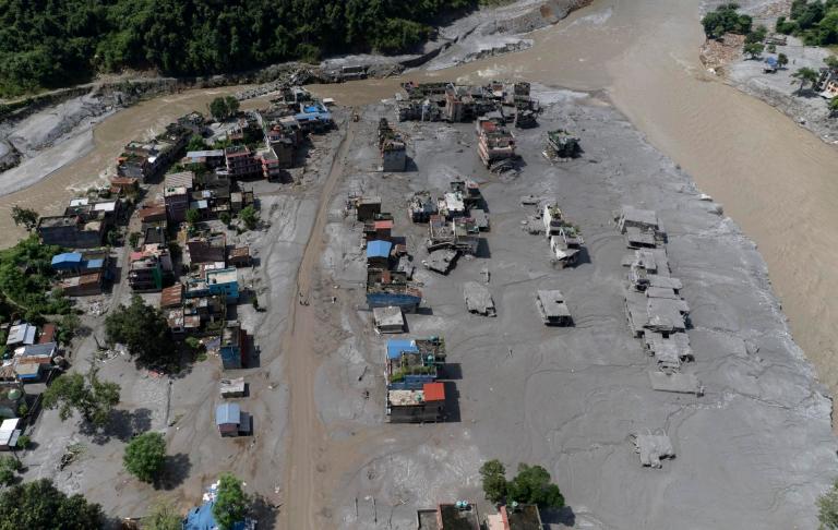 Dos personas fueron rescatadas con vida de un túnel en Nepal tras el trágico deslave