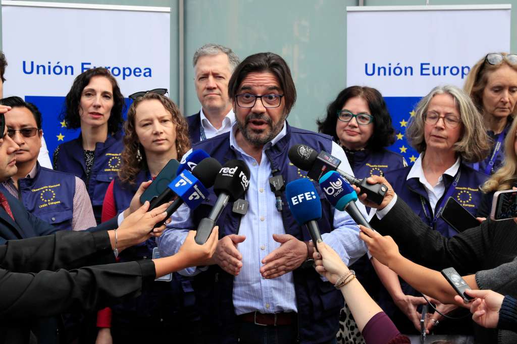 AME4047. BOGOTÁ (COLOMBIA), 11/02/2026.- El jefe adjunto de la Misión de Observación Electoral (MOE), José Antonio de Gabriel (c), habla durante una rueda de prensa este miércoles, en Bogotá (Colombia). A menos de un mes de las elecciones legislativas y de las consultas interpartidistas del 8 de marzo en Colombia, la MOE de la Unión Europea (UE) desplegó a 40 funcionarios que seguirán de manera permanente la campaña y la organización de los comicios. EFE/ Carlos Ortega