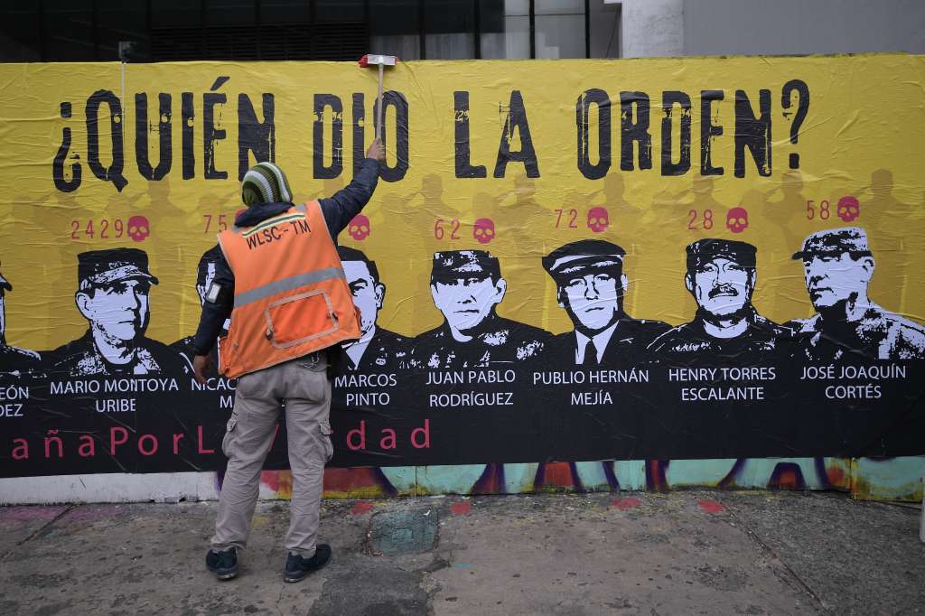 Organizaciones defensoras de derechos humanos y de víctimas hicieron un plantón en la sede de la Jurisdicción Especial para la Paz (JEP), para reclamar por la verdad en los casos de ejecuciones extrajudiciales; Instalaron un nuevo mural que suma 5763 víctimas y los siete mandos militares relacionados.