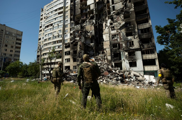 Nueva ola de ataques rusos en Ucrania: el 40 % de Kiev se queda sin electricidad