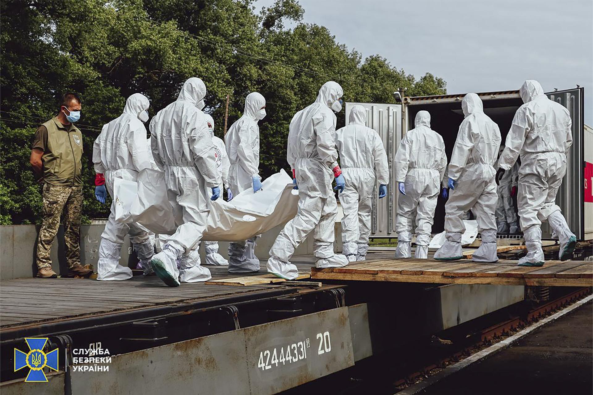 FOTODELDIA Ucrania, 15/06/2025.- Miembros del equipo especial ucraniano participan en la repatriación de los cuerpos de sus ciudadanos, incluidos soldados, desde Rusia, en el marco del intercambio de cadáveres y prisioneros de guerra que las partes acordaron en Estambul hace casi dos semanas. EFE/EPA/Security Service of Ukraine HANDOUT HANDOUT EDITORIAL USE ONLY/NO SALES
