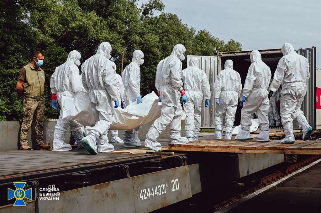 FOTODELDIA Ucrania, 15/06/2025.- Miembros del equipo especial ucraniano participan en la repatriación de los cuerpos de sus ciudadanos, incluidos soldados, desde Rusia, en el marco del intercambio de cadáveres y prisioneros de guerra que las partes acordaron en Estambul hace casi dos semanas. EFE/EPA/Security Service of Ukraine HANDOUT HANDOUT EDITORIAL USE ONLY/NO SALES