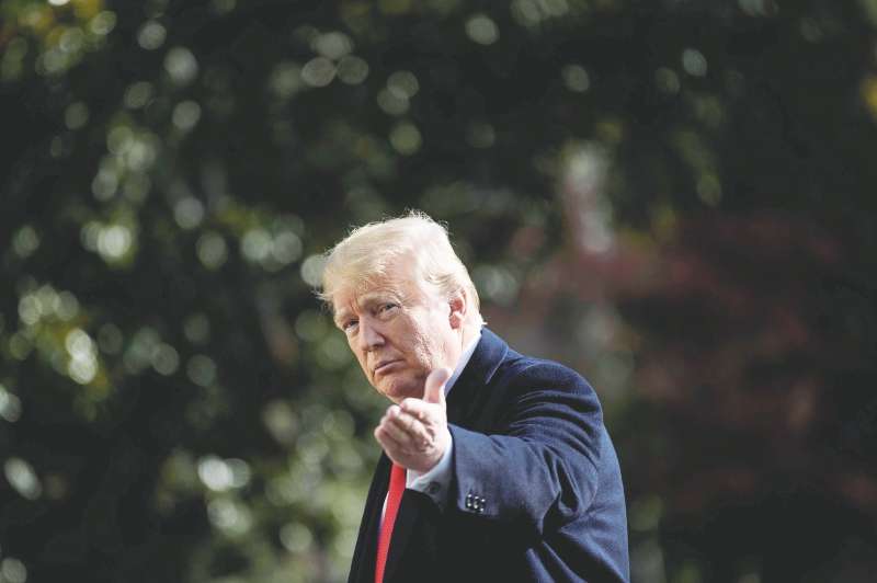 Nominalmente Trump redujo las protecciones para las corporaciones estadounidenses en un área, pero las aumentó en otras. / AFP