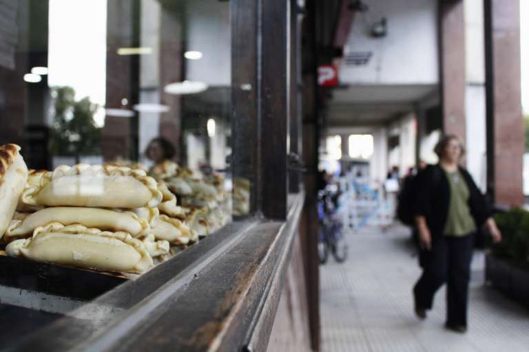 Buenos Aires también es gastronomía en cualquier esquina. Reconocidos y galardonados restaurantes se codean con bodegones y puestos callejeros en mercados históricos donde los vecinos siguen comprando milanesas y morcilla como hace 100 años, mientras los turistas nos asombramos por lo particular de sus contrastes.