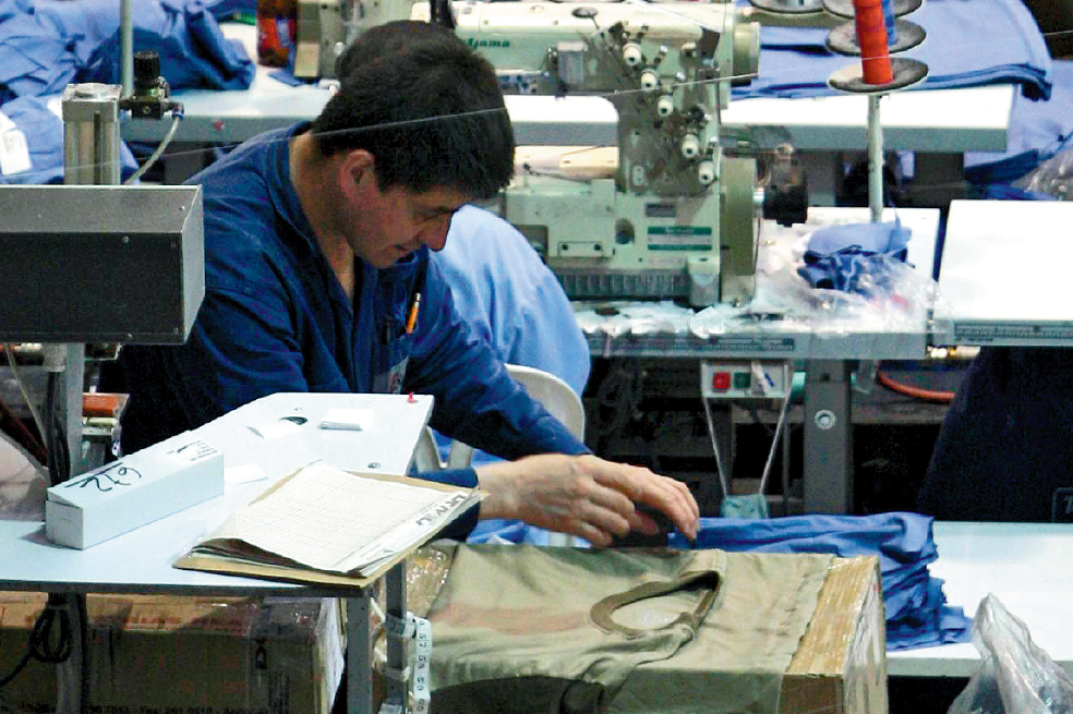 Hombre trabajando en una empresa de confecciones.