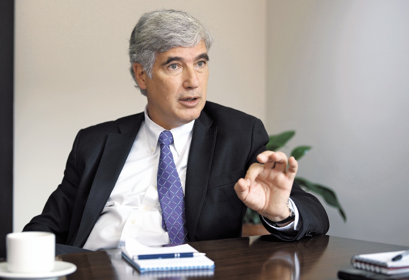 Juan Pablo Uribe, ministro de Salud, asegura que seguirá con la regulación de precios de medicamentos. / Gustavo Torrijos