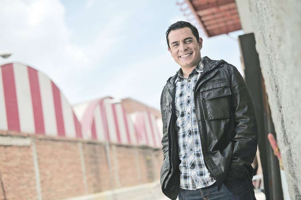 Dany Hoyos no viste tan colorido como Suso ni tan formal como cuando presenta “Tu cara me suena”. A sus 34 años luce relajado y siempre sonriente como sus personajes. / Andrés Torres - El Espectador