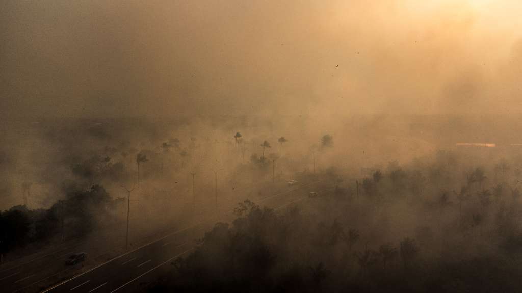 AME6401. MANAOS (BRASIL), 05/09/2024.- Fotografía tomada con un dron de un incendio que se apoderó de una zona verde este jueves, en la ciudad de Manaos, Amazonas (Brasil). Amazonas, el estado más grande de Brasil, sufre una crisis ambiental. Luego de vivir la mayor sequía de su historia e incendios récord en 2023, todo indica que este año las cifras podrían ser superadas e incluso antes de lo previsto. EFE/ Raphael Alves