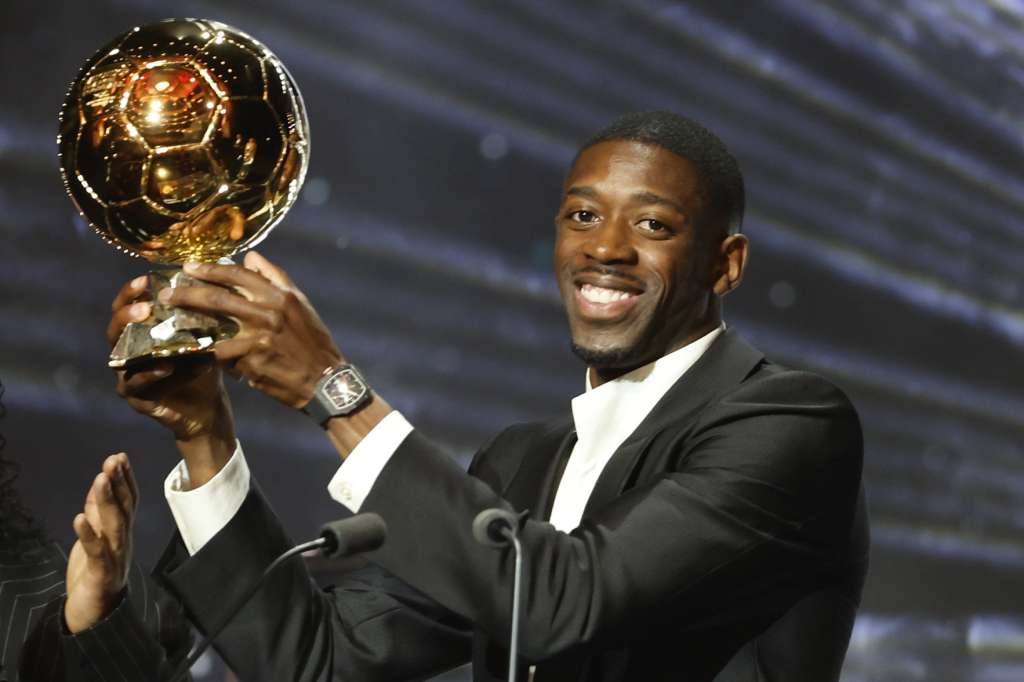 PARIS (France), 23/09/2025.- Paris Saint-Germain's player Ousmane Dembele celebrates lifting the Men's Ballon d'Or trophy during the Ballon d'Or 2025 ceremony at the Theatre du Chatelet in Paris, France, 22 September 2025. Dembele won the Ballon d'Or 2025. (Francia) EFE/EPA/Mohammed Badra
