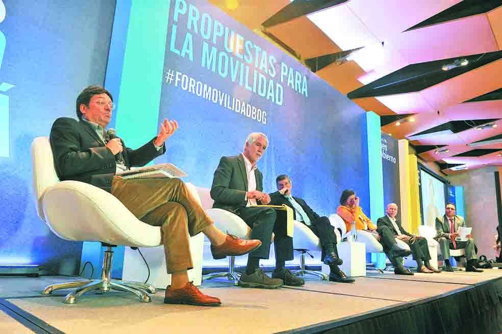 Los candidatos a la Alcaldía (de izquierda a derecha) Francisco Santos, Enrique Peñalosa, Rafael Pardo, Clara López y Carlos Vicente de Roux. / Luis Ángel - El Espectador