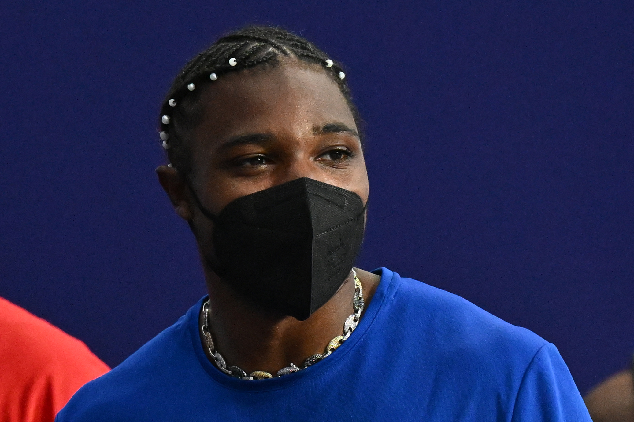 El estadounidense Noah Lyles con una máscara se retira después de la final masculina de 200 metros del evento de atletismo en los Juegos Olímpicos de París 2024 en el Stade de France en Saint-Denis, al norte de París, el 8 de agosto de 2024.