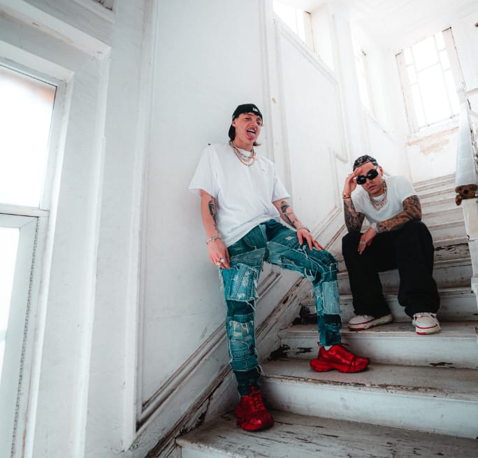 Peso Pluma, SOG y Ryan Castro en la grabación de 'Quema'